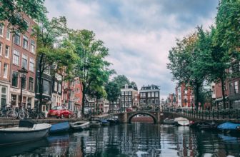 Die romantische Atmosphäre einer Fahrradtour entlang der Amsterdamer Grachten
