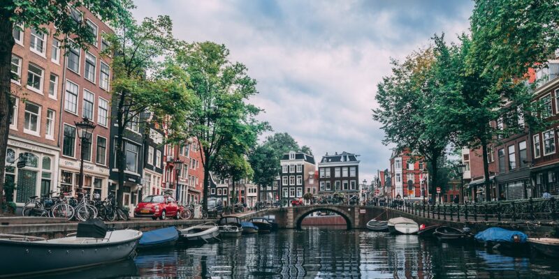 Die romantische Atmosphäre einer Fahrradtour entlang der Amsterdamer Grachten